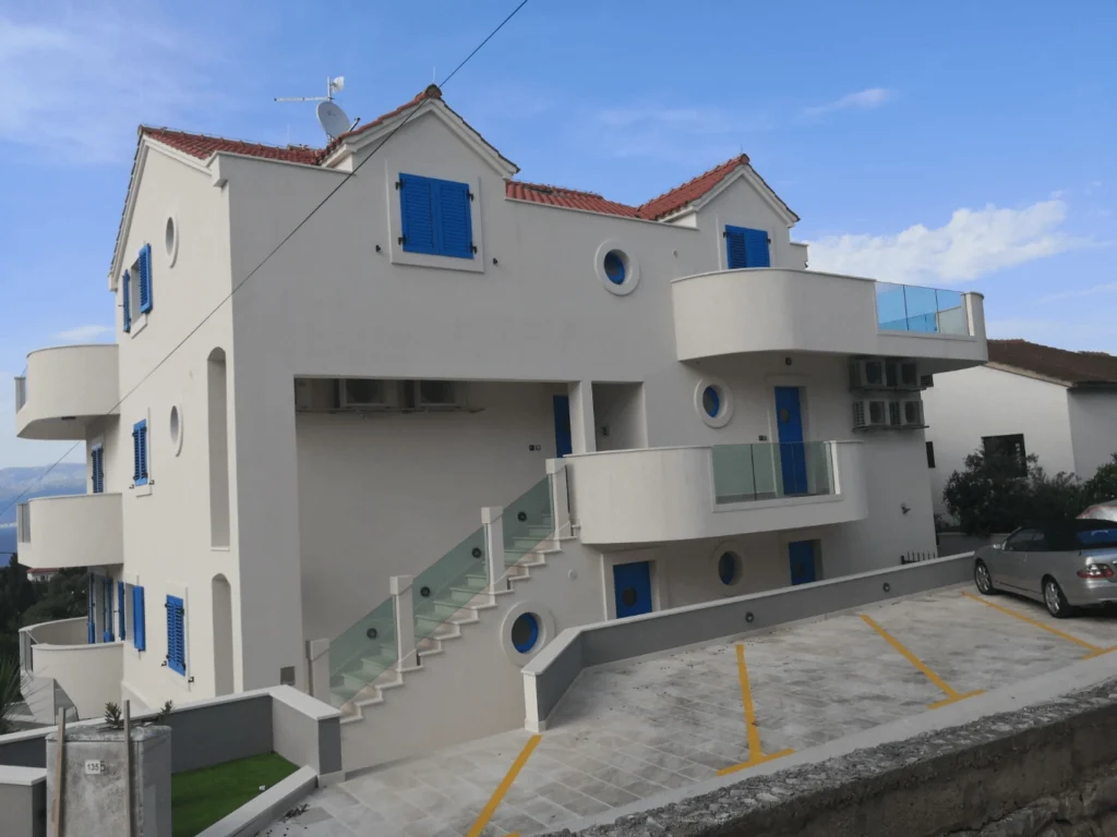 Okna, vrata in polkne v objektu Simic v Supetarju na otoku Brač
